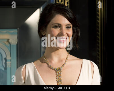 Gemma Arterton enthüllt die Tiffany Weihnachtsfenster bei Tiffany & Co. In der Old Bond Street, London. Stockfoto