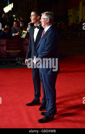 Cristiano Ronaldo und Sir Alex Ferguson bei der Weltpremiere von Ronaldo im Vue West End Kino am Leicester Square, London. DRÜCKEN Sie VERBANDSFOTO. Bilddatum: Montag, 9. November 2015. Bildnachweis sollte lauten: Ian West/PA Wire Stockfoto