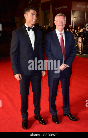 Cristiano Ronaldo und Sir Alex Ferguson bei der Weltpremiere von Ronaldo im Vue West End Kino am Leicester Square, London. DRÜCKEN Sie VERBANDSFOTO. Bilddatum: Montag, 9. November 2015. Bildnachweis sollte lauten: Ian West/PA Wire Stockfoto