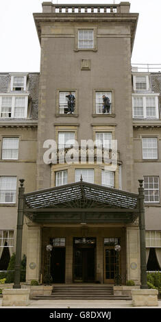 Im Gleneagles Hotel bei Auchterarder werden die Fenster gereinigt, um die Ankunft der Weltführer für den G8-Gipfel in der nächsten Woche vorzubereiten. Stockfoto