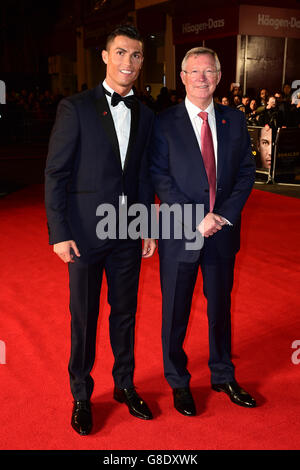 Cristiano Ronaldo und Sir Alex Ferguson bei der Weltpremiere von Ronaldo im Vue West End Kino am Leicester Square, London. DRÜCKEN Sie VERBANDSFOTO. Bilddatum: Montag, 9. November 2015. Bildnachweis sollte lauten: Ian West/PA Wire Stockfoto