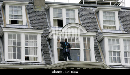 Im Gleneagles Hotel bei Auchterarder werden die Fenster gereinigt, um die Ankunft der Weltführer für den G8-Gipfel in der nächsten Woche vorzubereiten. Stockfoto