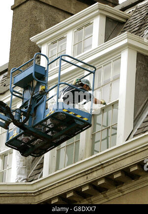 Fensterrahmen werden im Gleneagles Hotel bei Auchterarder neu gestrichen, um die Ankunft der Weltführer für den G8-Gipfel in der nächsten Woche vorzubereiten. Stockfoto