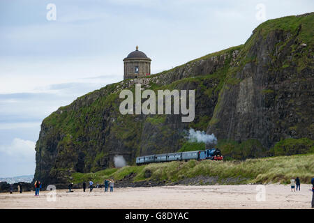 Bergab, entstehen Coleraine, Co-Londonderry, UK HM The Queen und The Duke Of Edinburgh Reisen mit einem Dampfzug aus den Tunnel unter der legendären Mussenden Temple. Die Königin reiste der neu renovierte Bahnhof in Bellarena, Belfast, Londonderry Linie nach einer £46 m Sanierung Kredit zu öffnen: Eoin McConnell/Alamy Live News Stockfoto