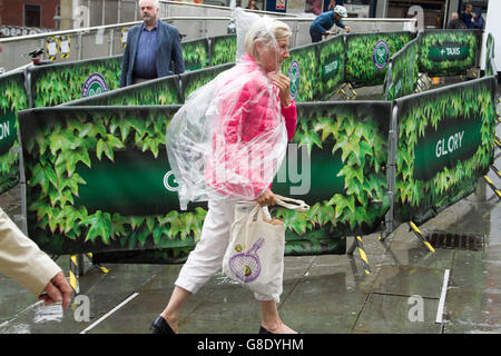 Wimbledon London, UK. 28. Juni 2016.  Zuschauer in Wimbledon als der Regen kommt am Tag2 des 2016 Wimbledon Tennis-Meisterschaften: Amer Ghazzal/Alamy Live-Nachrichten Stockfoto