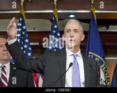 Washington, District Of Columbia, USA. 28. Juni 2016. US-amerikanischer Jurist Trey Gowdy (Republican of South Carolina), Vorsitzender, US House Select Committee on die Ereignisse rund um die 2012 Terroranschlag in Benghazi, Libyen, macht Bemerkungen während einer Pressekonferenz in der US-Kapitol in Washington, DC Ankündigung der Veröffentlichung des Ausschussberichts am Dienstag, 28. Juni 2016. US-Vertreter Mike Pompeo (Republikanische of Kansas) blickt auf v.l. Bildnachweis: Ron Sachs/CNP © Ron Sachs/CNP/ZUMA Draht/Alamy Live-Nachrichten Stockfoto