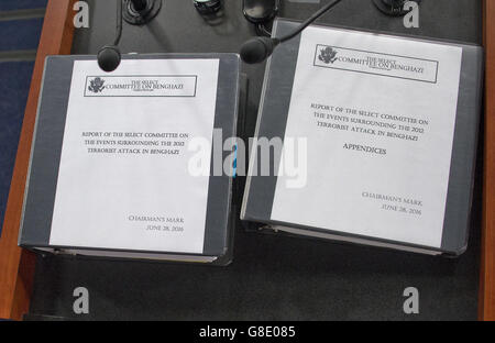 Washington, District Of Columbia, USA. 28. Juni 2016. Eine Kopie des Berichts des United States House Select Committee über die Ereignisse rund um die 2012 Terroranschlag in Benghazi, Libyen, auf dem Podium nach einer Pressekonferenz in der US-Capitol Ankündigung der Veröffentlichung ihres Berichts in das US Capitol am Dienstag, 28. Juni 2016. Bildnachweis: Ron Sachs/CNP © Ron Sachs/CNP/ZUMA Draht/Alamy Live-Nachrichten Stockfoto