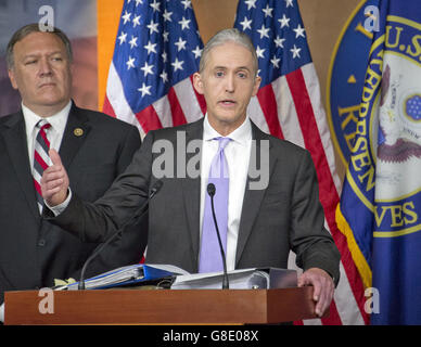 Washington, District Of Columbia, USA. 28. Juni 2016. US-amerikanischer Jurist Trey Gowdy (Republican of South Carolina), Vorsitzender, US House Select Committee on die Ereignisse rund um die 2012 Terroranschlag in Benghazi, Libyen, macht Bemerkungen während einer Pressekonferenz in der US-Kapitol in Washington, DC Ankündigung der Veröffentlichung des Ausschussberichts am Dienstag, 28. Juni 2016. US-Vertreter Mike Pompeo (Republikanische of Kansas) blickt auf v.l. Bildnachweis: Ron Sachs/CNP © Ron Sachs/CNP/ZUMA Draht/Alamy Live-Nachrichten Stockfoto