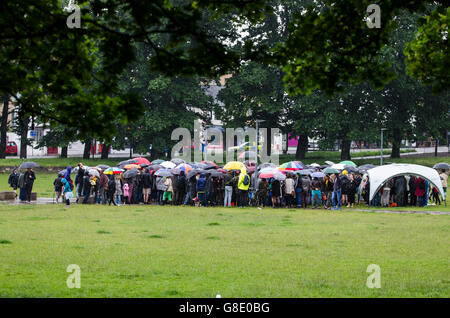 Brighton, East Sussex, 28. Juni 2016. Ende der Demo ertragen Menschen in Brighton & Hove noch die sintflutartige Regenfälle bleiben aus Kampagnen gegen das Ergebnis des EU-Referendums für Großbritannien die EU verlassen. Caroline Lucas MP könnte die Veranstaltung nicht teilnehmen, so ihr Ehemann, Richard Savage, eine Rede in ihrem Namen zu lesen. Bildnachweis: Francesca Moore/Alamy Live-Nachrichten Stockfoto