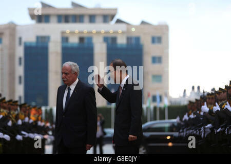 Ramallah, Westjordanland, Palästinensische Gebiete. 28. Juni 2016. United Nations Secretary General Ban Ki-Moon geht neben palästinensische Außenminister Riyad al-Malki, als er bei der Muqataa, Hauptsitz der palästinensischen Autonomiebehörde in der Westbank Ramallah am 28. Juni 2016 ankommt. Ban ist zu einem offiziellen Besuch nach Israel und den Palästinensergebieten © Shadi Hatem/APA Bilder/ZUMA Draht/Alamy Live News Stockfoto