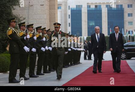 Ramallah, Westjordanland, Palästinensische Gebiete. 28. Juni 2016. United Nations Secretary General Ban Ki-Moon geht neben palästinensische Außenminister Riyad al-Malki, als er bei der Muqataa, Hauptsitz der palästinensischen Autonomiebehörde in der Westbank Ramallah am 28. Juni 2016 ankommt. Ban ist zu einem offiziellen Besuch nach Israel und den Palästinensergebieten © Shadi Hatem/APA Bilder/ZUMA Draht/Alamy Live News Stockfoto