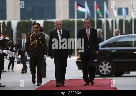 Ramallah, Westjordanland, Palästinensische Gebiete. 28. Juni 2016. United Nations Secretary General Ban Ki-Moon geht neben palästinensische Außenminister Riyad al-Malki, als er bei der Muqataa, Hauptsitz der palästinensischen Autonomiebehörde in der Westbank Ramallah am 28. Juni 2016 ankommt. Ban ist zu einem offiziellen Besuch nach Israel und den Palästinensergebieten © Shadi Hatem/APA Bilder/ZUMA Draht/Alamy Live News Stockfoto