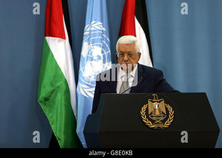 Ramallah, Westjordanland, Palästinensische Gebiete. 28. Juni 2016. Palästinensischen Präsidenten Mahmud Abbas spricht während einer gemeinsamen Pressekonferenz mit United Nations Secretary General Ban Ki-Moon nach einem Treffen am 28. Juni 2016 in der Westbank-Stadt Ramallah. Ban forderte der israelische Ministerpräsident Benjamin Netanyahu, '' mutige Schritte '' in Richtung Frieden zu nehmen, als er Israel und den palästinensischen Gebieten besucht © Shadi Hatem/APA Bilder/ZUMA Draht/Alamy Live News Stockfoto