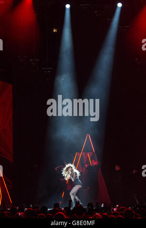 Chicago, Illinois, USA. 25. Juni 2016. Sängerin SELENA GOMEZ tritt auf der Revival Tour im United Center in Chicago, Illinois © Daniel DeSlover/ZUMA Draht/Alamy Live News Stockfoto