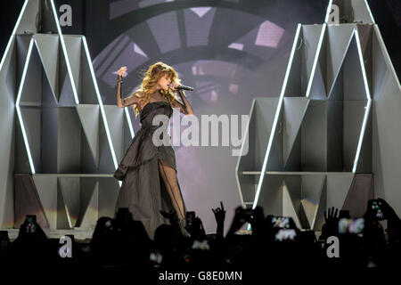 Chicago, Illinois, USA. 25. Juni 2016. Sängerin SELENA GOMEZ tritt auf der Revival Tour im United Center in Chicago, Illinois © Daniel DeSlover/ZUMA Draht/Alamy Live News Stockfoto