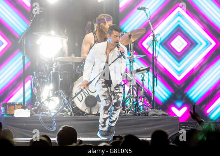 Chicago, Illinois, USA. 25. Juni 2016. JOE JONAS DNCE tritt auf der Revival Tour im United Center in Chicago, Illinois © Daniel DeSlover/ZUMA Draht/Alamy Live News Stockfoto