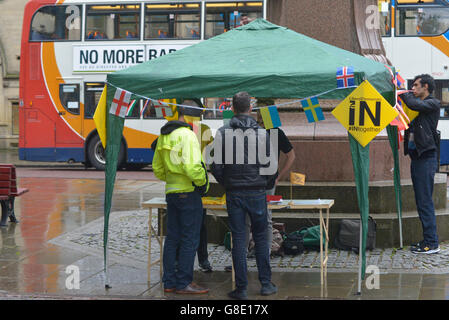 Manchester, UK. 28. Juni 2016. Menschen errichten einen Liberaldemokraten Stand auf der 'Undo Brexit' Demonstration am 28. Juni 2016, in Manchester, England. Die Liberaldemokraten waren zugunsten des Vereinigten Königreichs in der Europäischen Union bleiben. Bildnachweis: Jonathan Nicholson/Alamy Live-Nachrichten Stockfoto