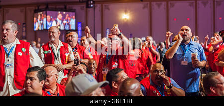 Las Vegas, Nevada, USA 28. Juni 2016 - ausgestattet in roten Westen, Teamsters Kongressteilnehmern Amtsinhaber geschworen Präsident James P. Hoffa verhöhnten und ausgebuht als Reformer in der Teamsters United nominierte Kandidaten Gruppe um den Hoffa Schiefer in diesem Herbst Gewerkschaftswahlen herauszufordern. In Reih und Glied Teamsters wählt zwischen Hoffa und Louisville lokalen 89 Präsident Fred Zuckerman in Wahlen unter Aufsicht der US-Regierung durchgeführt werden. Bildnachweis: Jim West/Alamy Live-Nachrichten Stockfoto