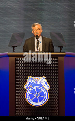 Las Vegas, Nevada USA 28. Juni 2016 - Richard W. Mark, der Wahl-Supervisor von der Regierung ernannt, die Teamsters Union Wahl überwachen nimmt Nominierungen für union Büro auf der Teamsters-Convention. Mark konnte nicht Delegierten versprochen, etablierten James P. Hoffa, wer ausgebuht und Drowed, Nominierung reden von Delegierten aus der reformorientierten Teamsters United Group zum Schweigen zu bringen. In Reih und Glied Teamsters werden in diesem Herbst zwischen Schiefer unter der Leitung von Hoffa und Teamsters United Kandidat Fred Zuckerman wählen. Bildnachweis: Jim West/Alamy Live-Nachrichten Stockfoto