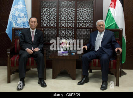 Ramallah. 28. Juni 2016. United Nations Secretary General Ban Ki-Moon (L) trifft sich mit Palästinenserpräsident Mahmoud Abbas in der Westbank Ramallah am 28. Juni 2016. Der palästinensische Präsident Mahmoud Abbas sagte am Dienstag, dass diejenigen, die Suche nach zwei Staaten und Frieden aufhören müssen, Fakten zu schaffen, auf dem Boden, der eine Lösung unmöglich macht. Abbas machte diese Bemerkung in einer gemeinsamen Pressekonferenz mit UN-Generalsekretär General Ban Ki-Moon, nachdem am Dienstagabend ein Treffen in Ramallah statt. © POOL/Nasser NASSER/Xinhua/Alamy Live-Nachrichten Stockfoto