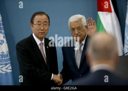 Ramallah. 28. Juni 2016. Der palästinensische Präsident Mahmoud Abbas(R) schüttelt Hände mit United Nations Secretary General Ban Ki-Moon während einer gemeinsamen Pressekonferenz in der Westbank Ramallah, am 28. Juni 2016. Der palästinensische Präsident Mahmoud Abbas sagte am Dienstag, dass diejenigen, die Suche nach zwei Staaten und Frieden aufhören müssen, Fakten zu schaffen, auf dem Boden, der eine Lösung unmöglich macht. Abbas machte diese Bemerkung in einer gemeinsamen Pressekonferenz mit UN-Generalsekretär General Ban Ki-Moon, nachdem am Dienstagabend ein Treffen in Ramallah statt. © Fadi Aruri/Xinhua/Alamy Live-Nachrichten Stockfoto