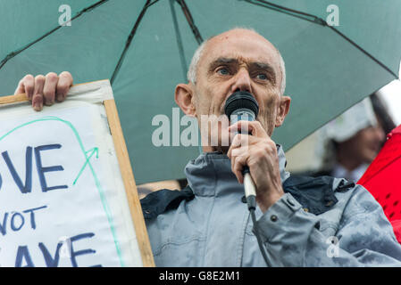 London, UK. 28. Juni 2016. Trafalagar Platz gefüllt mit Sonnenschirmen sowie über tausend schockiert über das Referendum beschlossen die EU verlassen kam zur Unterstützung Großbritanniens anhaltende Mitgliedschaft in einem der eine Reihe von bundesweit "Stand Together" Ereignisse, die auf der Suche nach einer positiven Weg nach einer Abstimmung, in denen sie behaupten, die Öffentlichkeit hinters Licht geführt wurden sowohl durch Kampagnen gegen Europa und Migranten von den meisten UK Massenmedien über die Jahre und Lügen und falschen Versprechungen während der Urlaubs-Kampagne. Donnachadh McCarthy fungiert als improvisierte MC für den Protest. Peter Marshall/Alamy Live-Nachrichten Stockfoto