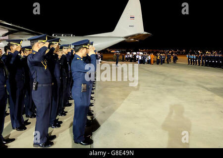 Bangkok. 29. Juni 2016. Thai Air Force Mitglieder grüßen wie die Leichen der drei Opfer sind auf den Don Mueang Air Force Base in Bangkok, Thailand, am 29. Juni 2016 übertragen. Ein Suchteam fand das Wrack eines Hubschraubers der Thai Air Force, die am Samstag in Süd-Ost Thailand verschwunden und alle drei Männer an Bord waren tot. © Xinhua/Alamy Live-Nachrichten Stockfoto