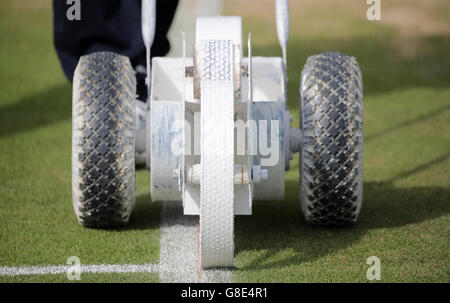 Court Vorbereitung und Linie malen der Wimbledon Championships 2016 die Wimbledon Championships 2016 All England Tennisclub, Wimbledon, London, England 29. Juni 2016 die All England Tennisclub, Wimbledon, London, England 2016 © Allstar Picture Library/Alamy Live News Bildnachweis: Allstar Bild Bibliothek/Alamy Live-Nachrichten Stockfoto