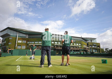 Court Vorbereitung und Linie malen der Wimbledon Championships 2016 die Wimbledon Championships 2016 All England Tennisclub, Wimbledon, London, England 29. Juni 2016 die All England Tennisclub, Wimbledon, London, England 2016 © Allstar Picture Library/Alamy Live News Bildnachweis: Allstar Bild Bibliothek/Alamy Live-Nachrichten Stockfoto