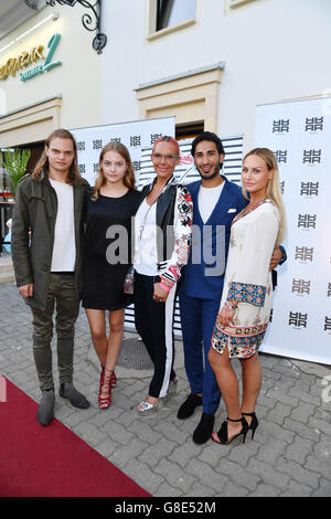 Cheyenne Savannah Ochsenknecht, Wilson Gonzalez Ochsenknecht (L-R) und Cousine Emily, Mutter Natascha Ochsenknecht mit ihrem Partner Umut Kekilli stellen während der Riani Aftershow-Party auf der Mercedes-Benz Fashion Week in Berlin, Deutschland, 28. Juni 2016. 2017-Frühjahr/Sommer-Kollektionen werden bei der Berlin Fashion Week vom 28. Juni bis 1. Juli 2016 präsentiert. Foto: JENS KALAENE/dpa Stockfoto