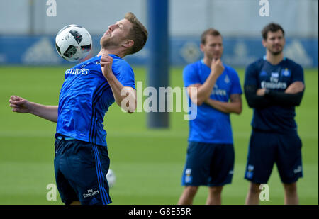 Hamburg, Deutschland. 29. Juni 2016. Der Hamburger Sven Schipplock (L) in Aktion während einer Trainingseinheit des Hamburger SV in Hamburg, Deutschland, 29. Juni 2016. Foto: AXEL HEIMKEN/Dpa/Alamy Live News Stockfoto