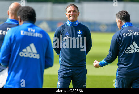 Hamburg, Deutschland. 29. Juni 2016. Hamburgs Trainer Bruno Labbadia (C) kommt für eine Schulung des Hamburger SV in Hamburg, Deutschland, 29. Juni 2016. Foto: AXEL HEIMKEN/Dpa/Alamy Live News Stockfoto