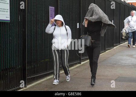 Wimbledon, London, UK. 29. Juni 2016. Tennis-Fans vor dem Regen schützt, wie sie Schlange stehen um den AELTC am Tag3 der 2016 Wimbledon Championships Kredit geben: Amer Ghazzal/Alamy Live-Nachrichten Stockfoto