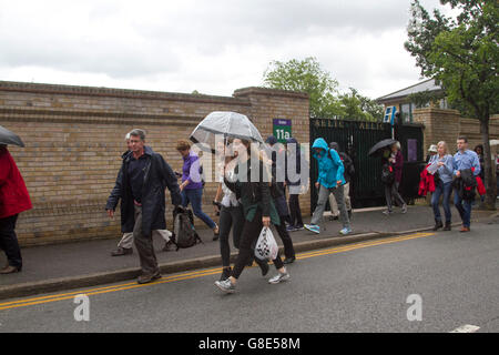 Wimbledon, London, UK. 29. Juni 2016. Tennis-Fans, die bergende in Regenschirme vor dem Regen, wie sie die Warteschlange geben die AELTC am Tag3 der Wimbledon Championships Kredit 2016: Amer Ghazzal/Alamy Live-Nachrichten Stockfoto