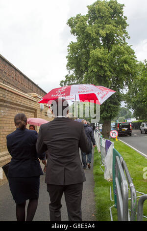 Wimbledon, London, UK. 29. Juni 2016. Tennis-Fans, die bergende in Regenschirme vor dem Regen, wie sie die Warteschlange geben die AELTC am Tag3 der Wimbledon Championships Kredit 2016: Amer Ghazzal/Alamy Live-Nachrichten Stockfoto