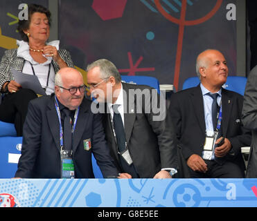 Präsident des italienischen Fußball Föderation Carlo Tavecchio (L) und Italian Football League President Maurizio Beretta (C) und UEFA-Exekutivkomitee-Mitglied Avraham Luzon (R) Israel gelten auf der Tribüne während der UEFA EURO 2016 Runde von 16 Fußballspiel zwischen Italien und Spanien im Stade de France in Saint-Denis, Frankreich, 27. Juni 2016. Foto: Peter Kneffel/Dpa (es gelten Einschränkungen: für redaktionelle News reporting-Zwecke nur. Nicht verwendet ohne vorherige schriftliche Genehmigung der UEFA für kommerzielle oder Marketingzwecke. Bilder müssen als Standbilder erscheinen und müssen nicht emulieren Spiel Aktion video footag Stockfoto