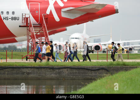 Bangkok, Thailand. 29. Juni 2016. "Passagiere" zurückzugeben an ein Passagierflugzeug Airbus 320, nachdem eine "Bombendrohung", während eine Notfallübung am Flughafen Bangkok-Don Mueang in Bangkok, Thailand, 29. Juni 2016 statt entfernt wurde. © Li Mangmang/Xinhua/Alamy Live-Nachrichten Stockfoto