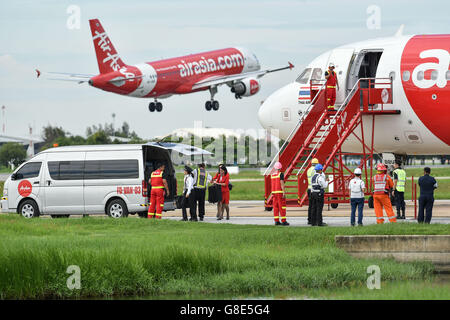 Bangkok, Thailand. 29. Juni 2016. Cabin Crew Member sind aus einem Passagierflugzeug Airbus 320 bedroht"Bombe" während einer Notfallübung am Flughafen Bangkok-Don Mueang in Bangkok, Thailand, 29. Juni 2016 evakuiert. © Li Mangmang/Xinhua/Alamy Live-Nachrichten Stockfoto