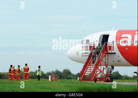 Bangkok, Thailand. 29. Juni 2016. Explosive Artillerie-Beseitigung (EOD)-Techniker geben Sie ein Passagierflugzeug Airbus 320 bedroht"Bombe" während einer Notfallübung im Don Mueang Airport in Bangkok, Thailand, 29. Juni 2016 statt. © Rachen Sageamsak/Xinhua/Alamy Live-Nachrichten Stockfoto