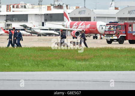 Bangkok, Thailand. 29. Juni 2016. Explosive Artillerie-Beseitigung (EOD)-Techniker und Spürhunden machen ihren Weg in Richtung ein Passagierflugzeug Airbus 320 bedroht"Bombe" während einer Notfallübung im Don Mueang Airport in Bangkok, Thailand, 29. Juni 2016 statt. © Li Mangmang/Xinhua/Alamy Live-Nachrichten Stockfoto