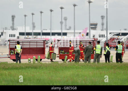 Bangkok, Thailand. 29. Juni 2016. Boden-Crewmitglieder klären Gepäck "Passagiere" aus einem Passagierflugzeug Airbus 320 bedroht"Bombe" während einer Notfallübung am Flughafen Bangkok-Don Mueang in Bangkok, Thailand, 29. Juni 2016 evakuiert. © Rachen Sageamsak/Xinhua/Alamy Live-Nachrichten Stockfoto