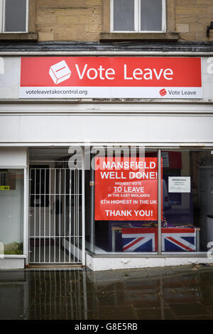 Mansfield, Nottinghamshire, UK. 29. Juni 2016. Die UKIP-Büro und die Abstimmung verlassen Wahlkampf-Hauptquartier auf Kirche-Straße Mansfield.Display ein Plakat danken ihren Anhängern, erklärt höchsten Stimmen in den East Midlands und 5. im Land die EU verlassen. Bildnachweis: Ian Francis/Alamy Live-Nachrichten Stockfoto