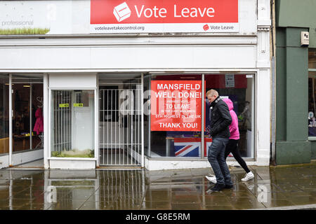 Mansfield, Nottinghamshire, UK. 29. Juni 2016. Die UKIP-Büro und die Abstimmung verlassen Wahlkampf-Hauptquartier auf Kirche-Straße Mansfield.Display ein Plakat danken ihren Anhängern, erklärt höchsten Stimmen in den East Midlands und 5. im Land die EU verlassen. Bildnachweis: Ian Francis/Alamy Live-Nachrichten Stockfoto