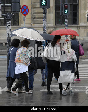 Copenhagen / Dänemark. 29 Juni 2016  Regenwetter in Copenhagen Reisende und Shopper mit Sonnenschirmen im regen Duschen. Bildnachweis: Francis Joseph Dean / Deanpictures/Alamy Live News Stockfoto