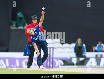 Das Kia-Oval, London, UK. 29. Juni 2016. 4. royal London eines Tages International. England im Vergleich zu Sri Lanka. Englands David Willey Schalen © Action Plus Sport/Alamy Live News Stockfoto