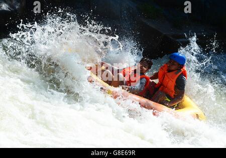 Zhengzhou, China Henan Provinz. 29. Juni 2016. Touristen gehen in einem Canyon in Sanmenxia Stadt, Zentral-China Henan Provinz, 29. Juni 2016 rafting. © Zhu Xiang/Xinhua/Alamy Live-Nachrichten Stockfoto