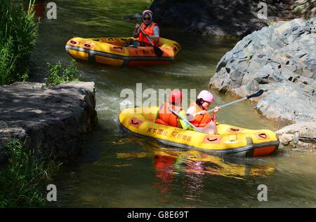 Zhengzhou, China Henan Provinz. 29. Juni 2016. Touristen gehen in einem Canyon in Sanmenxia Stadt, Zentral-China Henan Provinz, 29. Juni 2016 rafting. © Zhu Xiang/Xinhua/Alamy Live-Nachrichten Stockfoto