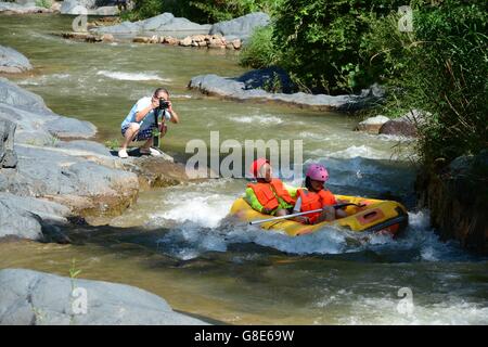 Zhengzhou, China Henan Provinz. 29. Juni 2016. Touristen gehen in einem Canyon in Sanmenxia Stadt, Zentral-China Henan Provinz, 29. Juni 2016 rafting. © Zhu Xiang/Xinhua/Alamy Live-Nachrichten Stockfoto