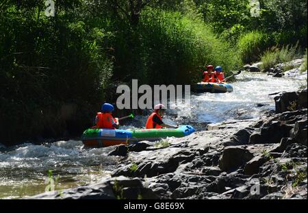 Zhengzhou, China Henan Provinz. 29. Juni 2016. Touristen gehen in einem Canyon in Sanmenxia Stadt, Zentral-China Henan Provinz, 29. Juni 2016 rafting. © Zhu Xiang/Xinhua/Alamy Live-Nachrichten Stockfoto