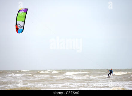 Seaford, UK. 29. Juni 2016. Kite-Surfer nutzen die nassen und windigen Sommerwetter in Bucht von Seaford, Ostsussex. Bildnachweis: Peter Cripps/Alamy Live-Nachrichten Stockfoto